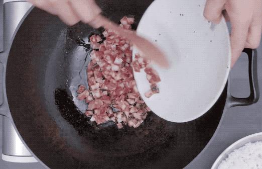 妈妈做的蛋炒饭真香,用生米不用鸡蛋的炒饭做法