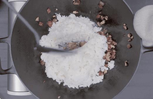 妈妈做的蛋炒饭真香,用生米不用鸡蛋的炒饭做法