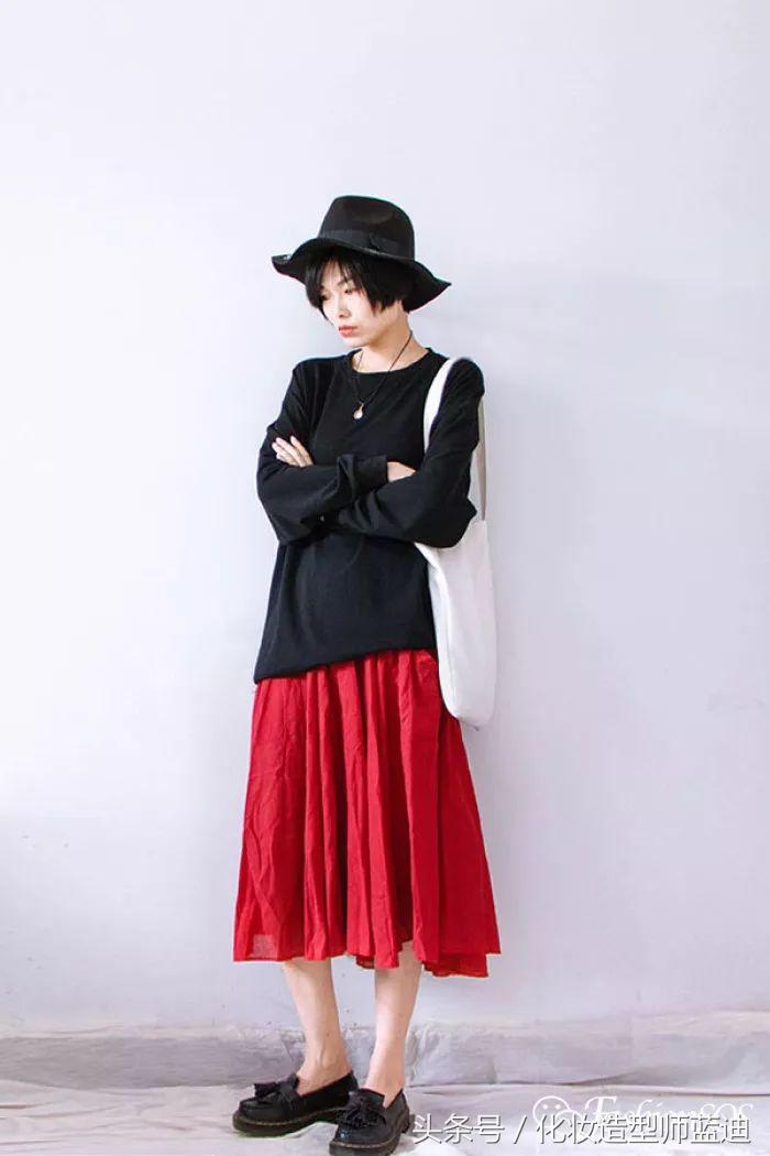 圆领卫衣长款百褶裙搭配图女款,百褶裙搭配卫衣搭配丝袜乐福鞋