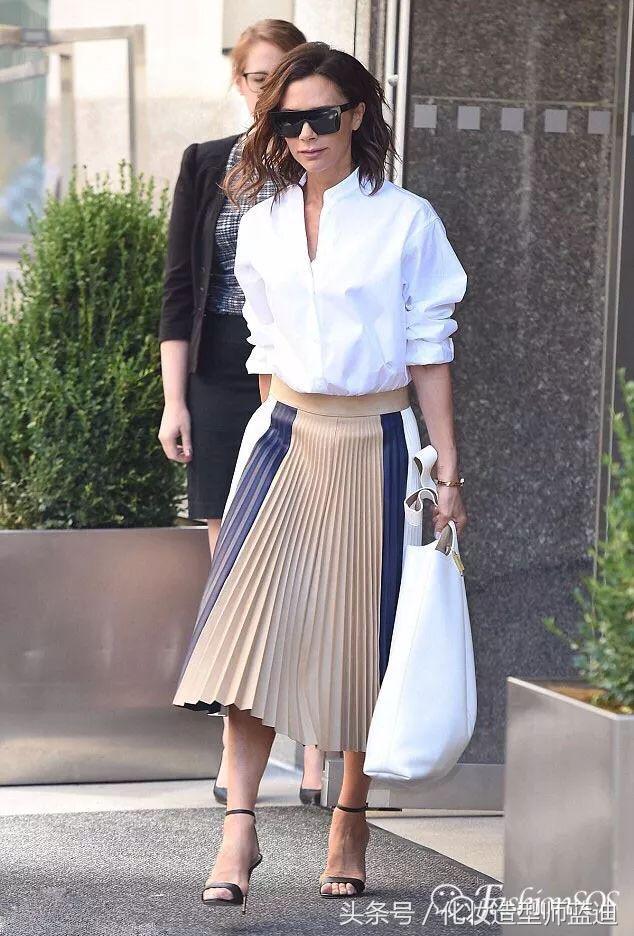 圆领卫衣长款百褶裙搭配图女款,百褶裙搭配卫衣搭配丝袜乐福鞋