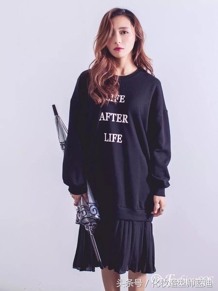 圆领卫衣长款百褶裙搭配图女款,百褶裙搭配卫衣搭配丝袜乐福鞋