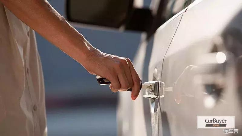 汽车机械钥匙打不开门怎么办,汽车钥匙被锁在门里怎么打开