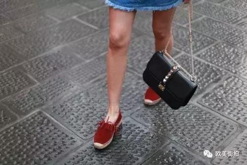 春季红鞋怎么搭配衣服,红色尖头单鞋子怎么搭配衣服