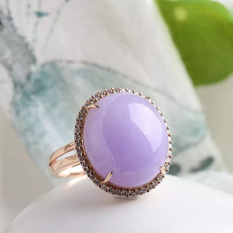 戴翡翠戒指对身体有什么好处,翡翠戒指戴什么寓意好呢