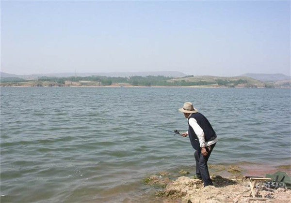 野钓串钩怎样钓鱼才是正确的,用路亚竿水库野钓串钩用多大铅坠