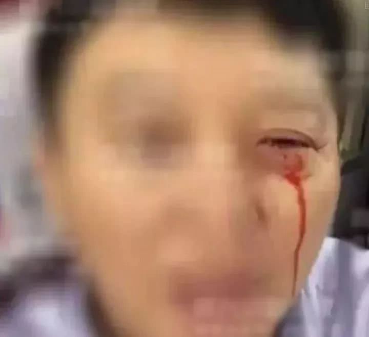 “熊孩子”摔坏文玩，“熊家长”：要钱没得，娃儿抵给你嘛！