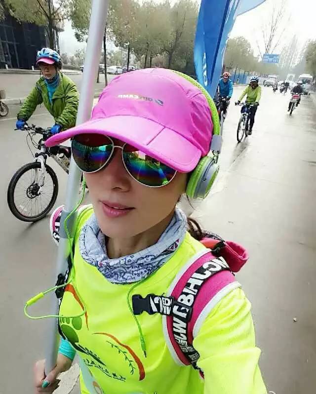 世界最年轻辣妈身材,比基尼走秀夏日套装欧美辣妈