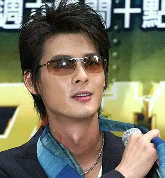 明星脖子上的“小草莓”太抢镜，赵薇甚至多次都能被拍到吻痕？