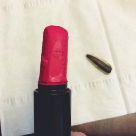 一不小心把口红折断了,一不小心摔断了口红