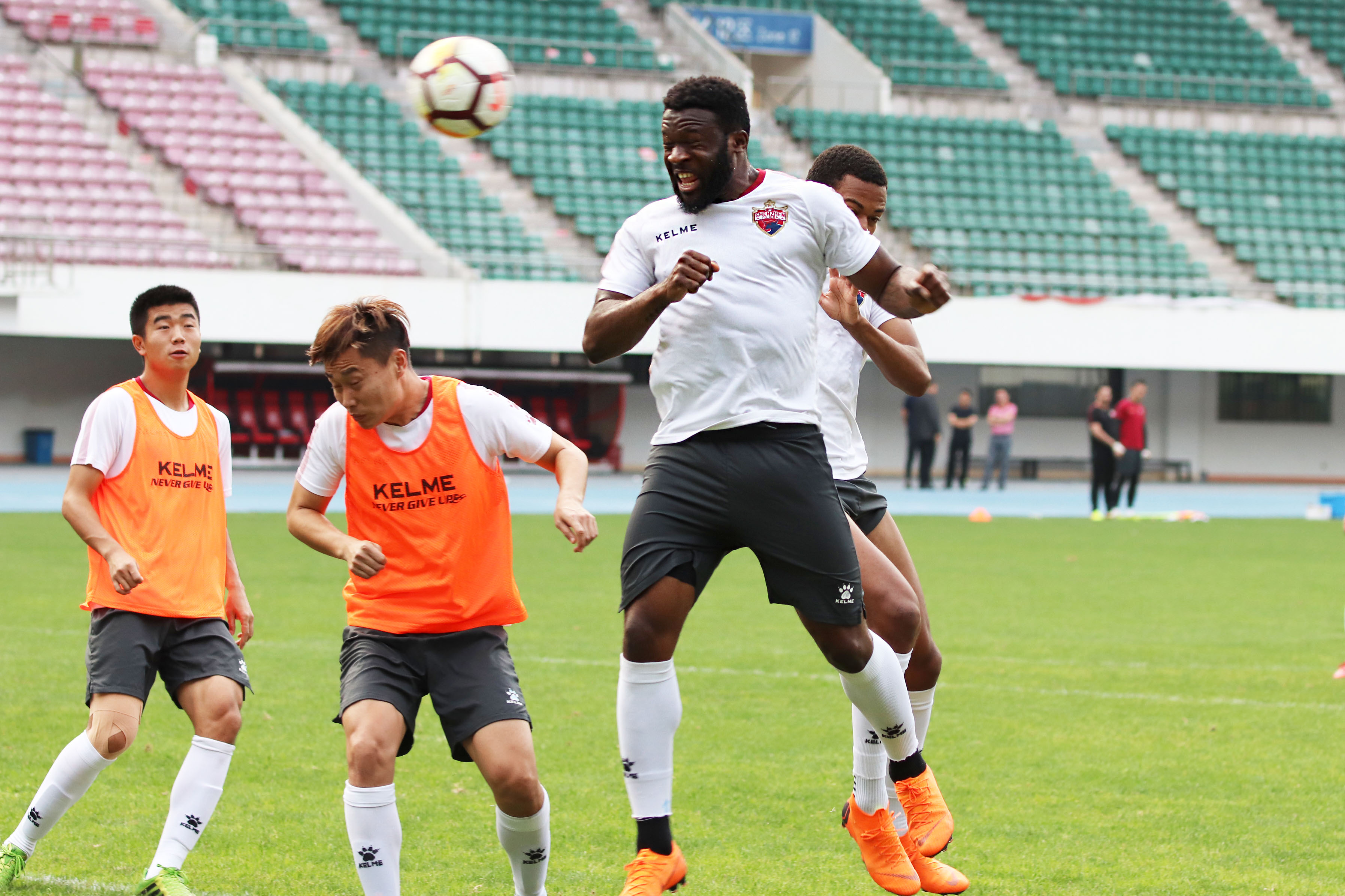 赛前认真准备,赛前认真的热身