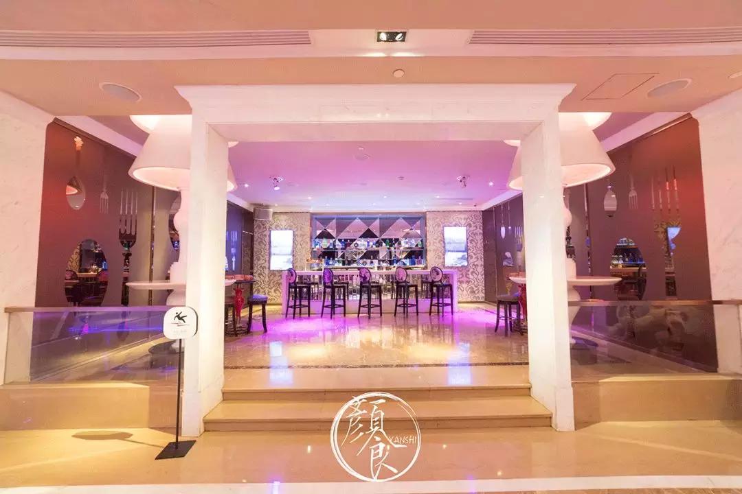 我在「纯K」中见到同一个姑娘，五次