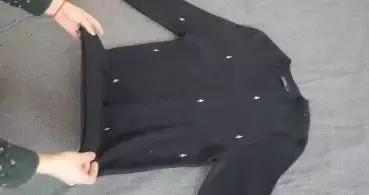 教你一个挂毛衣的办法,毛衣这样挂下摆越挂越长小技巧