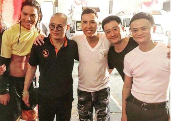 向华强砸儿子的电影,向华强刘德华巩俐合影