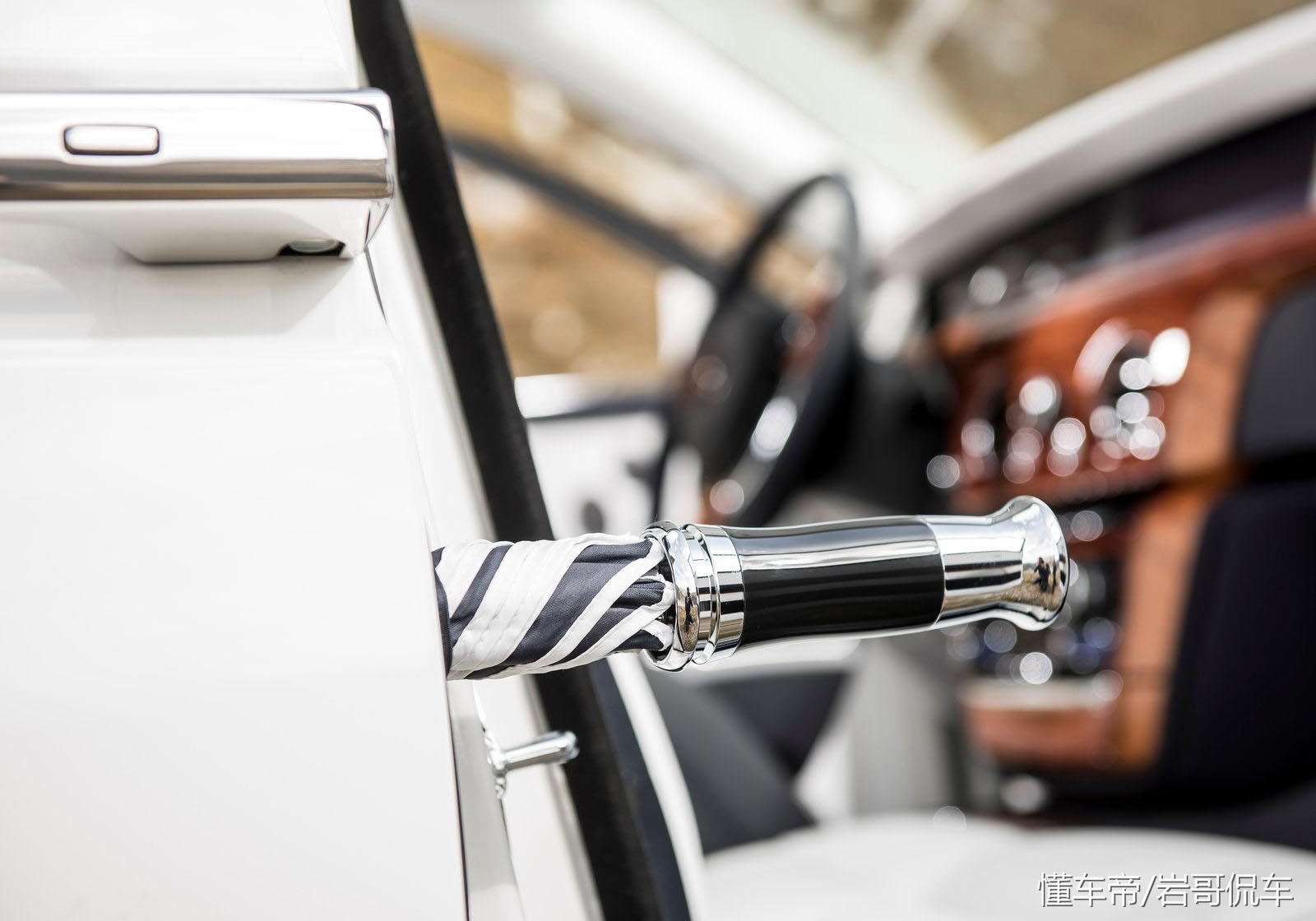 劳斯莱斯里边的一把雨伞几块钱,劳斯莱斯的车的雨伞10万元