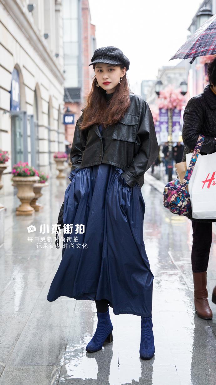 武汉街拍,米色毛衫搭配不规则短裙,简约有型又有范!