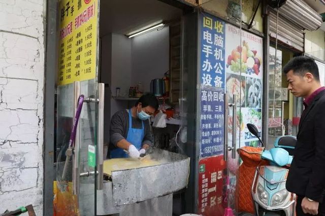 称霸徐汇5年的神级煎饼摊,学生*党**可以免排队!