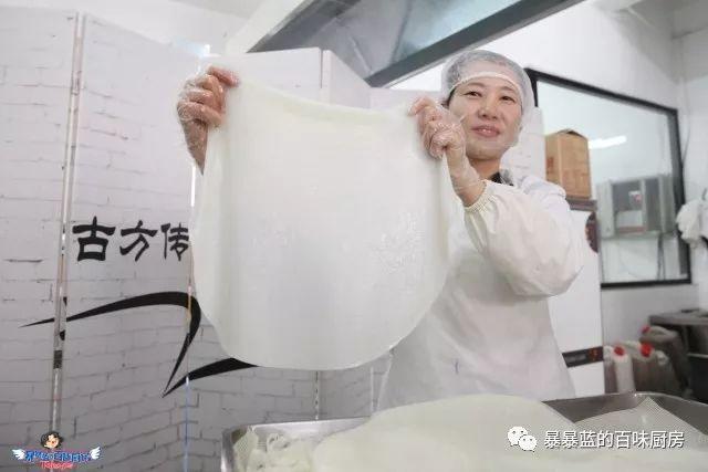 这家店用六星级面粉做凉皮配东北鸡架爆好吃,一般人还不让加盟…