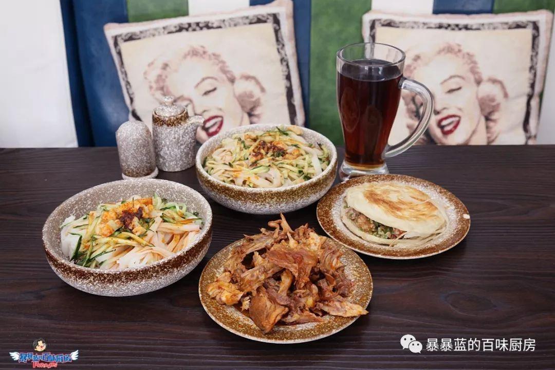 这家店用六星级面粉做凉皮配东北鸡架爆好吃,一般人还不让加盟…