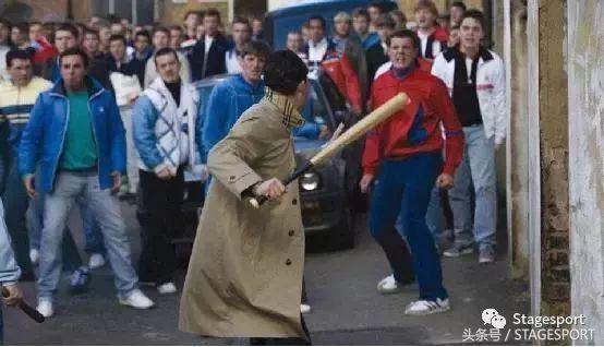 谁说打篮球就一定要穿好的球鞋,supreme白色足球衣