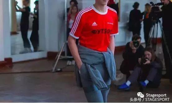 谁说打篮球就一定要穿好的球鞋,supreme白色足球衣