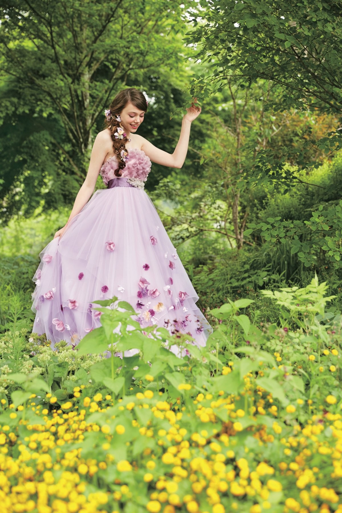 平胸女孩挑婚纱谨记3重点首选吊带款式，修饰比例丰满上围