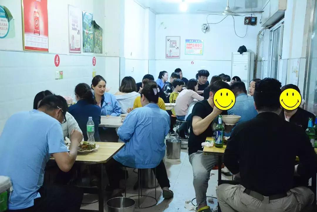 一天卖100斤面！阜阳这家刀削面，一到晚上门口就火到堵路