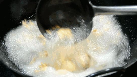 一天卖100斤面！阜阳这家刀削面，一到晚上门口就火到堵路