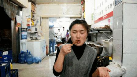 一天卖100斤面！阜阳这家刀削面，一到晚上门口就火到堵路