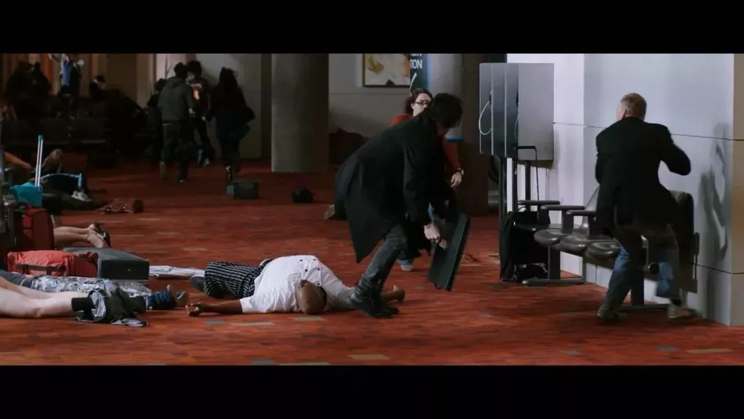 看完这个视频你还敢这样用手机吗,看完这部电影你还敢玩手机吗