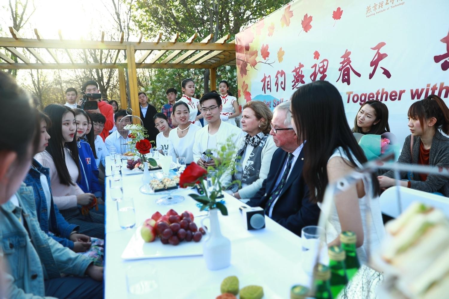 加拿大前总理和夫人到访燕京理工学院世界级政治家带学生看世界