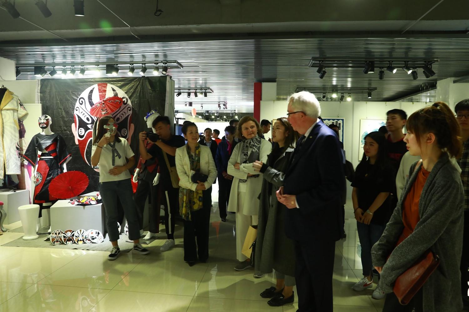 加拿大前总理和夫人到访燕京理工学院世界级政治家带学生看世界