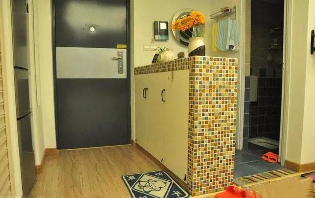 家里大门对着客厅门阻隔效果图,客厅大门对着厨房门如何装修