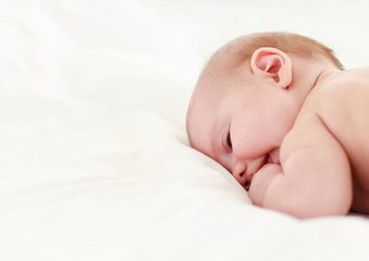 婴儿呕吐怎么处理最有效,孩子感冒呕吐的原因及止吐的方法