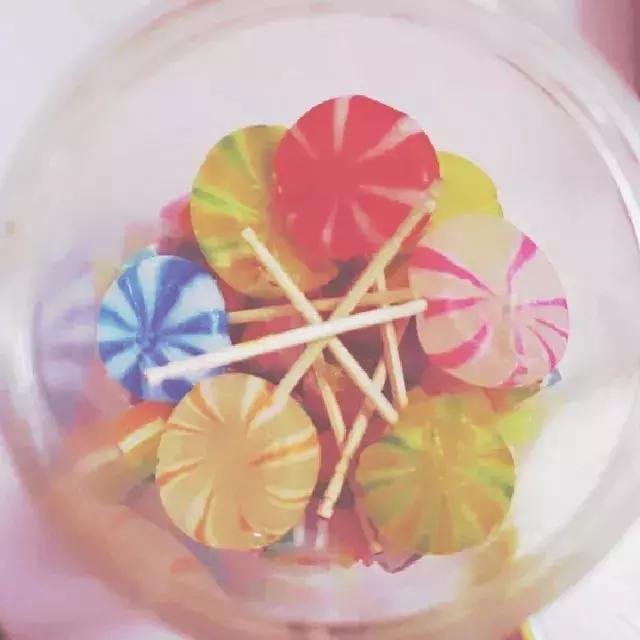 同样是大红唇，牙齿白的她擦就比你美！有办法让黄的牙齿白回来吗