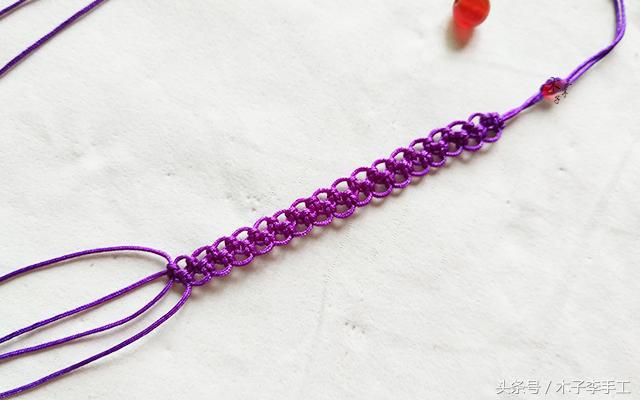 红绳手链比较简单的,用红绳亲自做可以拉伸的手链