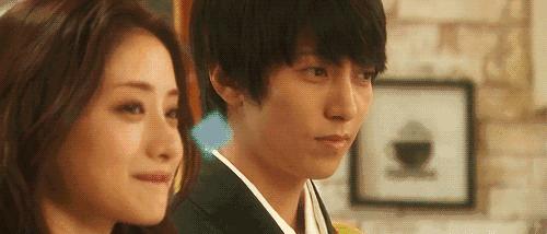 平价口红和国货之光的区别,平价口红光泽感