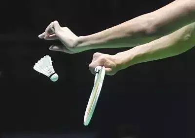 打羽毛球老输,打羽毛球老打到框