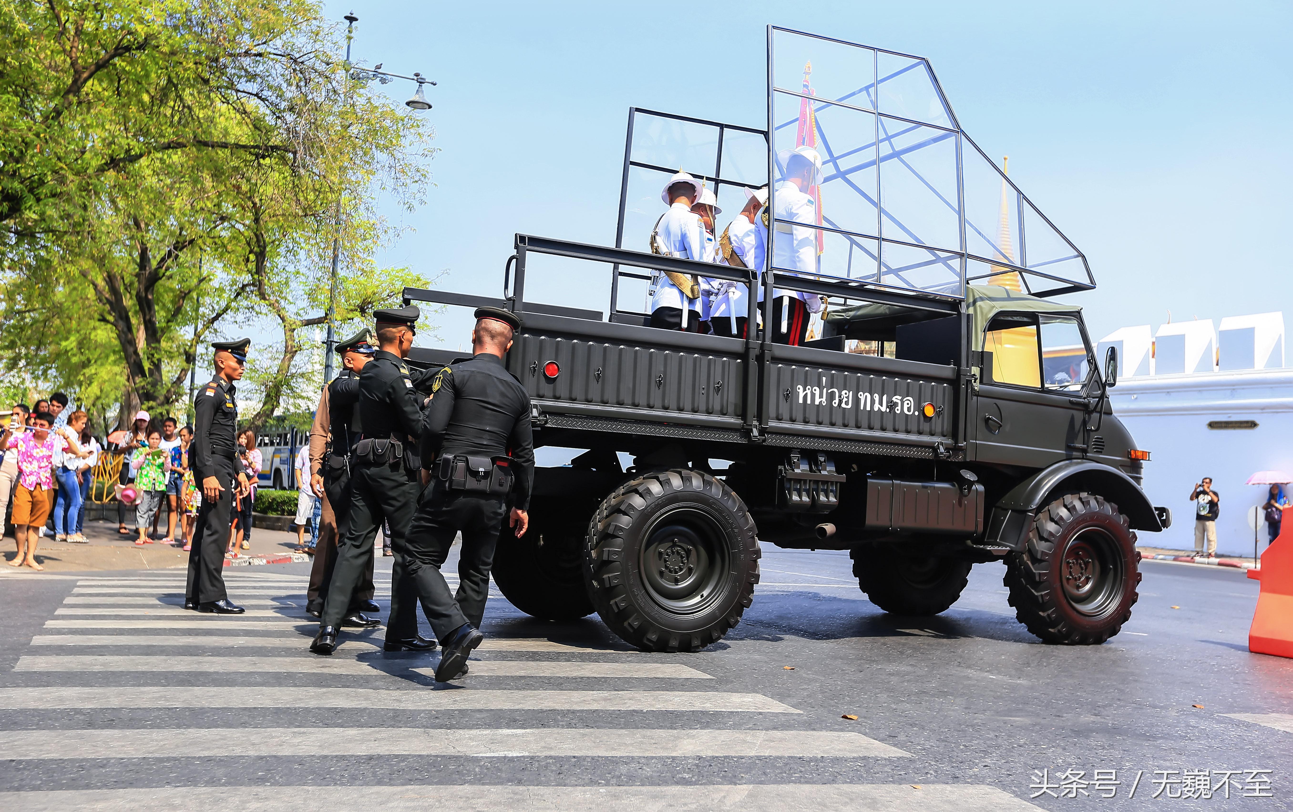 踏春曼谷，泼水大战前竟然先把泰国皇家卫队“检阅”一遍