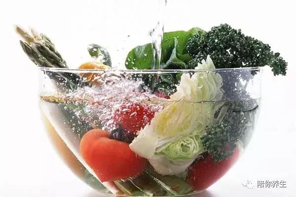 为什么晚上睡觉嘴里会口干,抽烟后晚上睡觉嘴里苦怎么回事