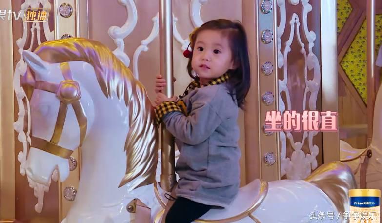 贾静雯带咘咘滑滑梯咘咘一脸懵,贾静雯晒疯狂游玩照咘咘一脸淡定