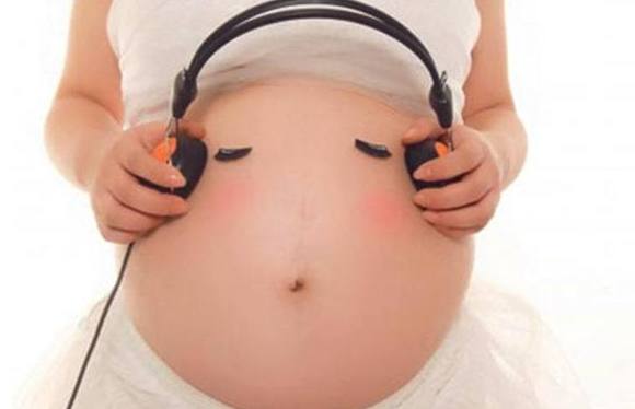 这两天胎动强烈怎么回事,胎动两边拳打脚踢