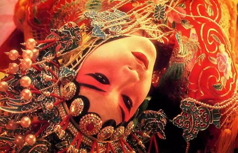 口欲的施虐到*欲情**的压抑，从程蝶衣的阉割到真虞姬的自刎