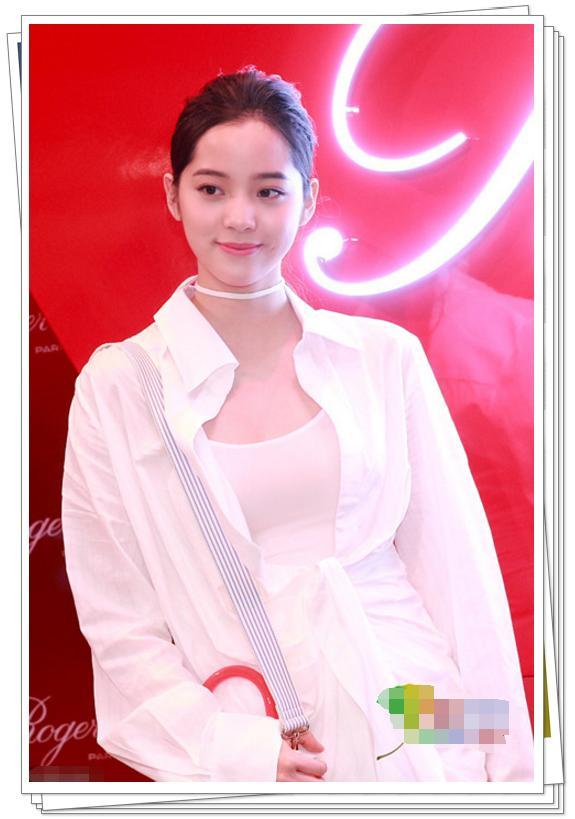 欧阳娜娜上面开好大，下面遮不住，网友：她真的只有18岁吗？