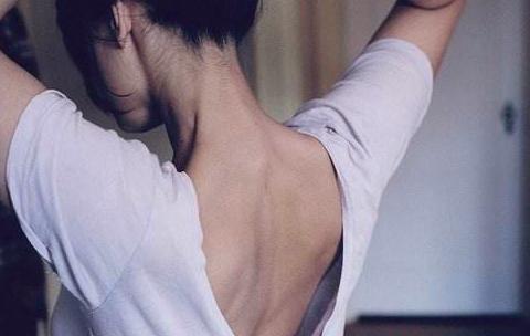 后背长了一个螨虫大疙瘩怎么去除,两天不洗澡就后背长痘痘是螨虫吗