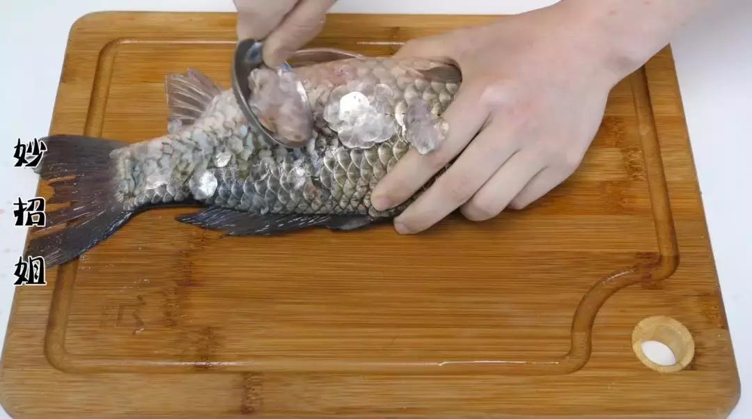 用萝卜刮鱼鳞,刮鱼鳞不用刀用萝卜