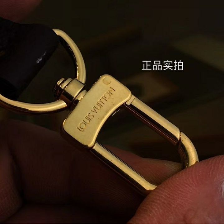 怎么一看就是假的lv衣服,假的lv和真的有什么区别