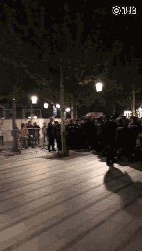 上海迪士尼爆满人挤人,上海迪士尼乐园实时排队人数