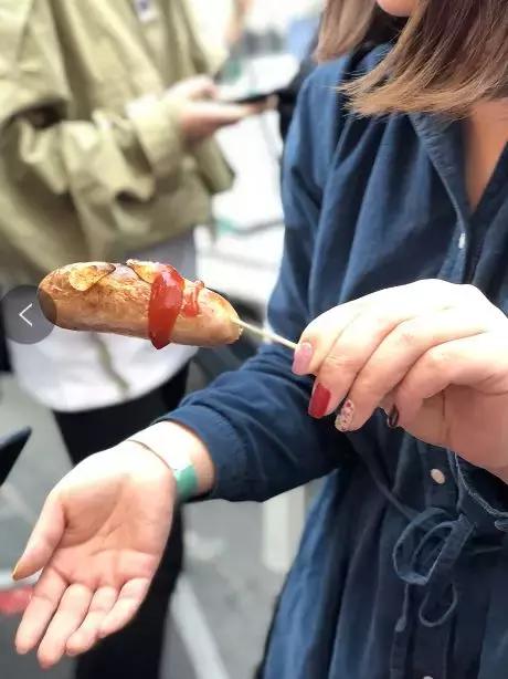 杜蕾斯开了家烤肠店！继出了诗集后又搞大动作了