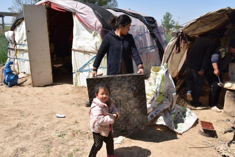 一家人蜗居,一家人蜗居在一间房太憋屈了