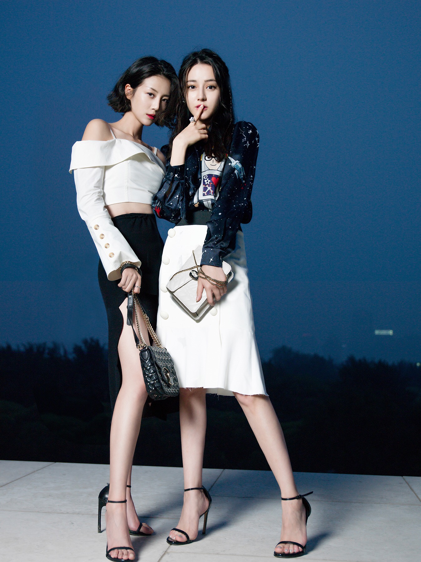 *疆新**美女迪丽热巴，修长美腿搭配一字高跟凉鞋，简直美翻了